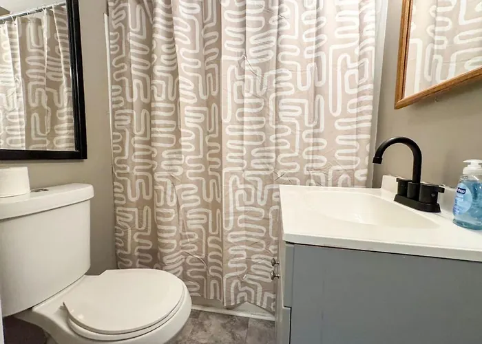 Sleeps 6 Homey 2 Bedroom With 5 Beds And Wifi Apartment