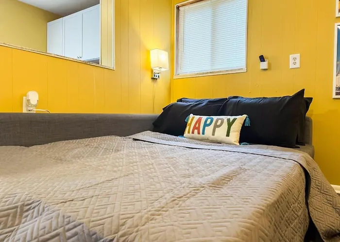 Sleeps 6 Homey 2 Bedroom With 5 Beds And Wifi *