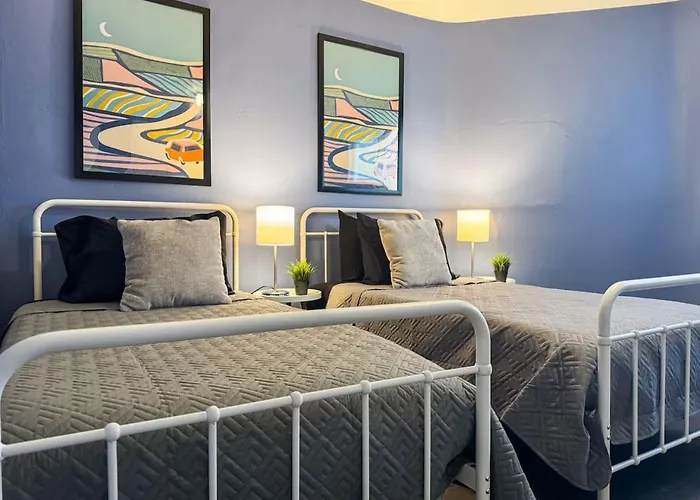 Apartment Sleeps 6 Homey 2 Bedroom With 5 Beds And Wifi *